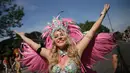 Seorang wanita mengenakan kostum berpose untuk difoto saat mengikuti Karnaval Notting Hill di London (28/8). Karnaval ini di gelar untuk merayakan budaya Karibia dan India Barat serta kesetaraan rasial di London. (AP Photo / Tim Irlandia)