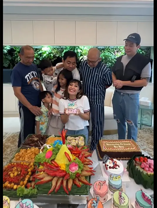 "Karna aku udah nyiapin sndiri 39 cake yg masing2 ada kata-kata wishes utk diriku sndiri:" sambung Ayu Dewi. [Instagram/mrsayudewi]