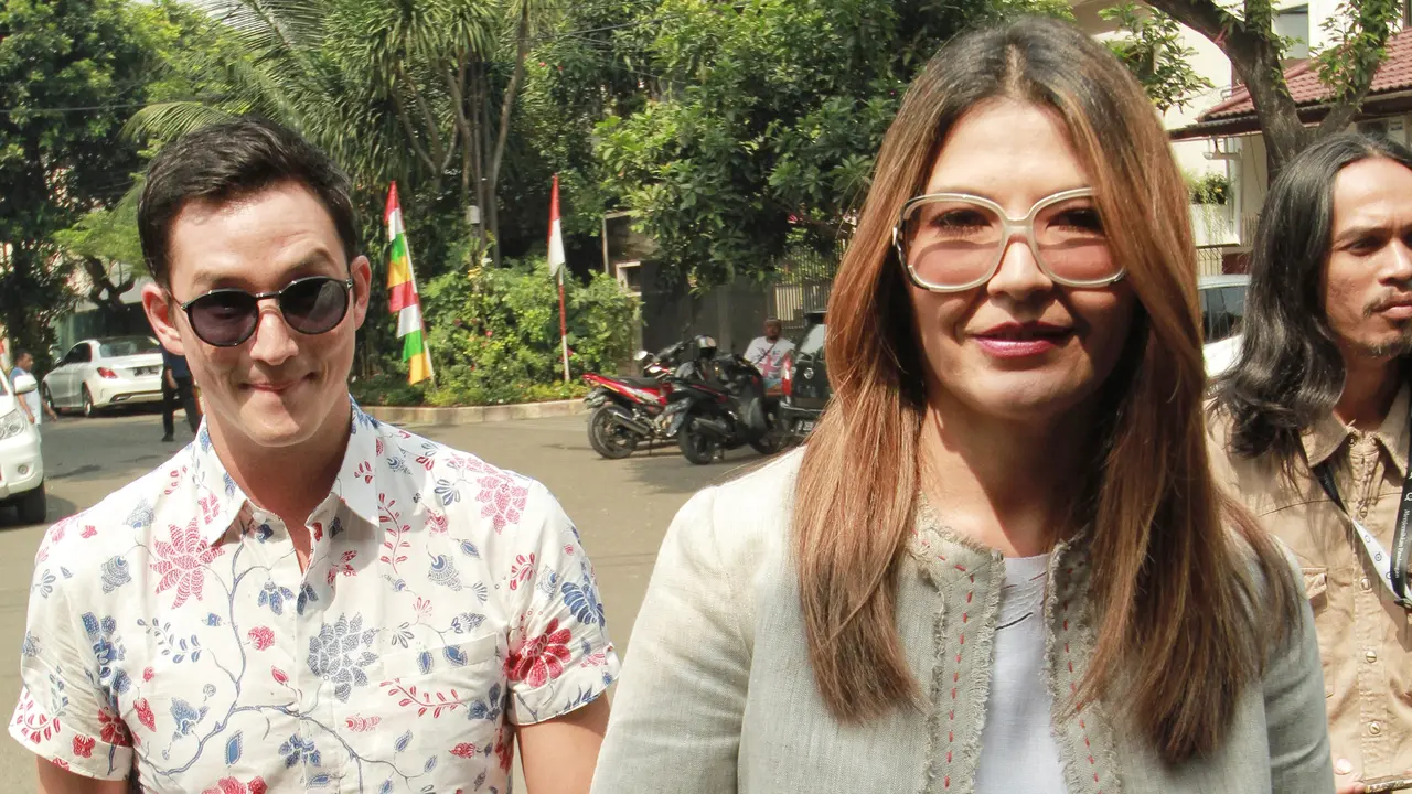 [Bintang] Mike Lewis dan Tamara Bleszynski