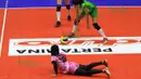 Pemain Gresik Petrokimia gagal membendung serangan pemain putri Jakarta Pertamina Energi pada putaran pertama Proliga 2016 di GOR Ken Arok, Malang, Sabtu (20/2/2016). Gresik Petrokimia kalah telak 0-3. (Bola.com/Nicklas Hanoatubun)