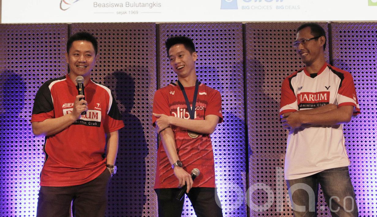 Juara All England 2017, Kevin Sanjaya, bersama pelatihnya di PB Djarum. Kevin Sanjaya merupakan atlet binaan PB Djarum sejak 2007. (Bola.com/M Iqbal Ichsan)