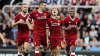 Para pemain Liverpool merayakan gol yang dicetak oleh  Philippe Coutinho ke gawang Newcastle United pada laga Premier League di Stadion James' Park, Minggu (1/10/2017). Liverpool bermain imbang 1-1 dengan Newcastle United. (AP/Owen Humphreys)