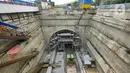 Suasana pengerjaan proyek Tunnel 1 Halim Kereta Cepat Jakarta-Bandung di Jalan Tol Jakarta-Cikampek KM 5+500, Jakarta, Kamis (27/1/2022). Tunnel 1memiliki panjang 1.885 meter dan dibangun dengan metode Tunnel Boring Machine (TBM). 
(Liputan6.com/Herman Zakharia)