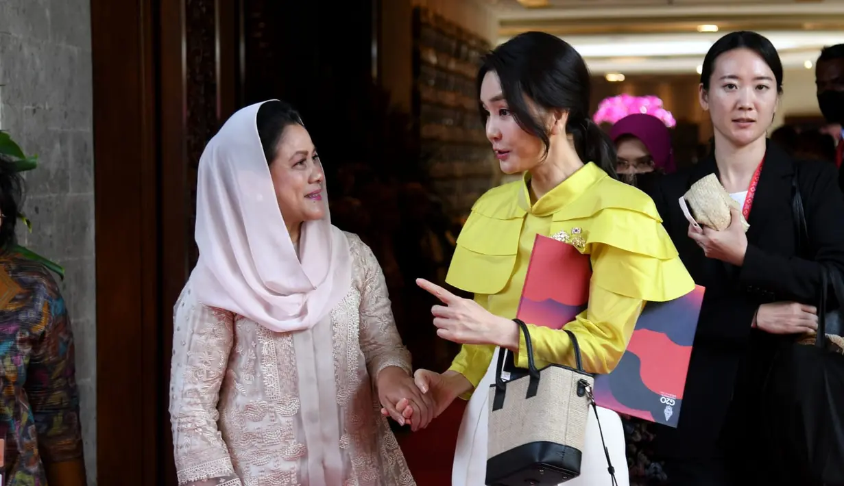 Iriana Jokowi dan Kim Keon Hee saat pertemuan pada Selasa (15/11). (Sumber: Lukas - Biro Pers Sekretariat Presiden)