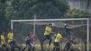 Para pemain duel udara saat babak perempat final laga Pertamax Liga Ayo 2019. (Dokumentasi)