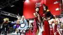 Sejumlah model mengenakan kostum karakter video game untuk mempromosikan produk di Tokyo Game Show 2016, Tokyo, Jepang, (15/9). Sejak diadakan tahun 1996, Tokyo Game Show berkembang menjadi salah satu Game Show terbesar di dunia. (REUTERS/Kim Kyung-Hoon)