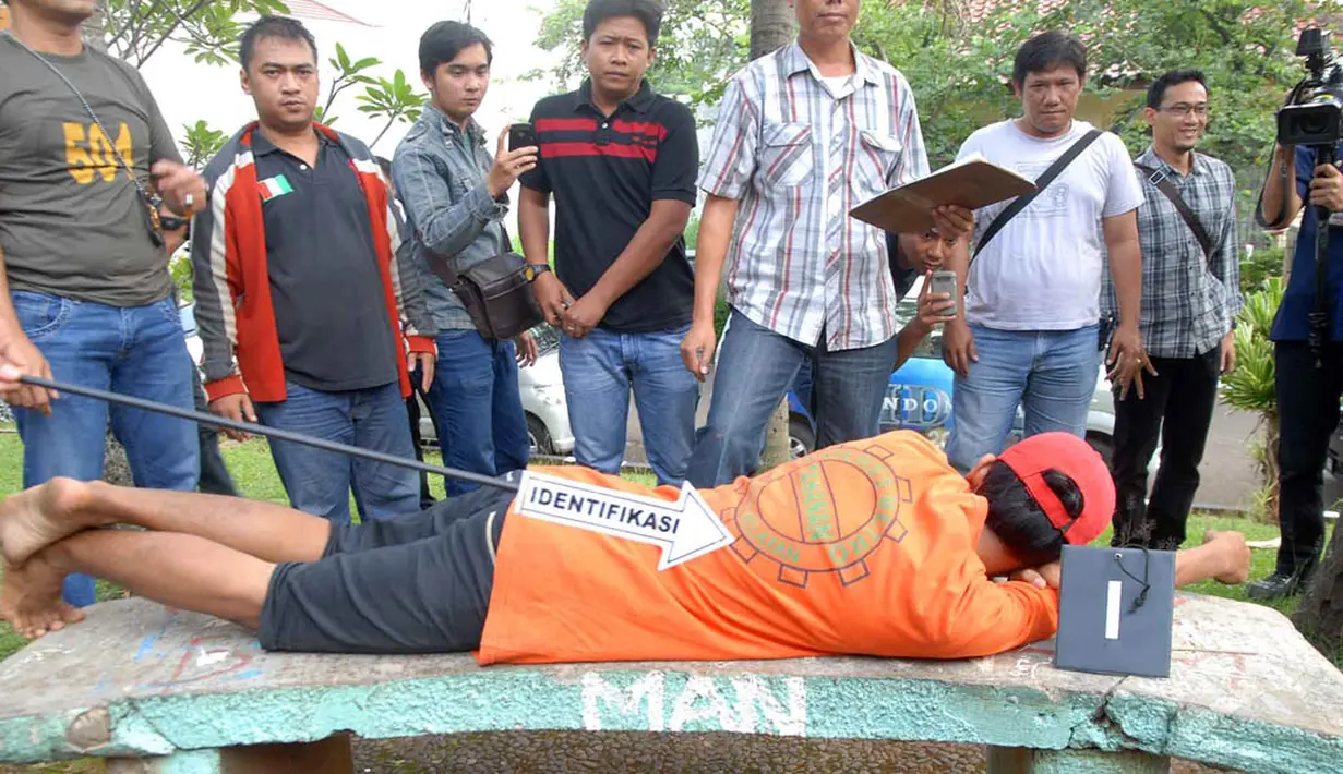 Rangkaian pra rekonstruksi diawali dengan IV saat tidur di taman komplek, yang berada di depan rumah Pipik. (3/7/14) (Liputan6.com/Miftahul Hayat)