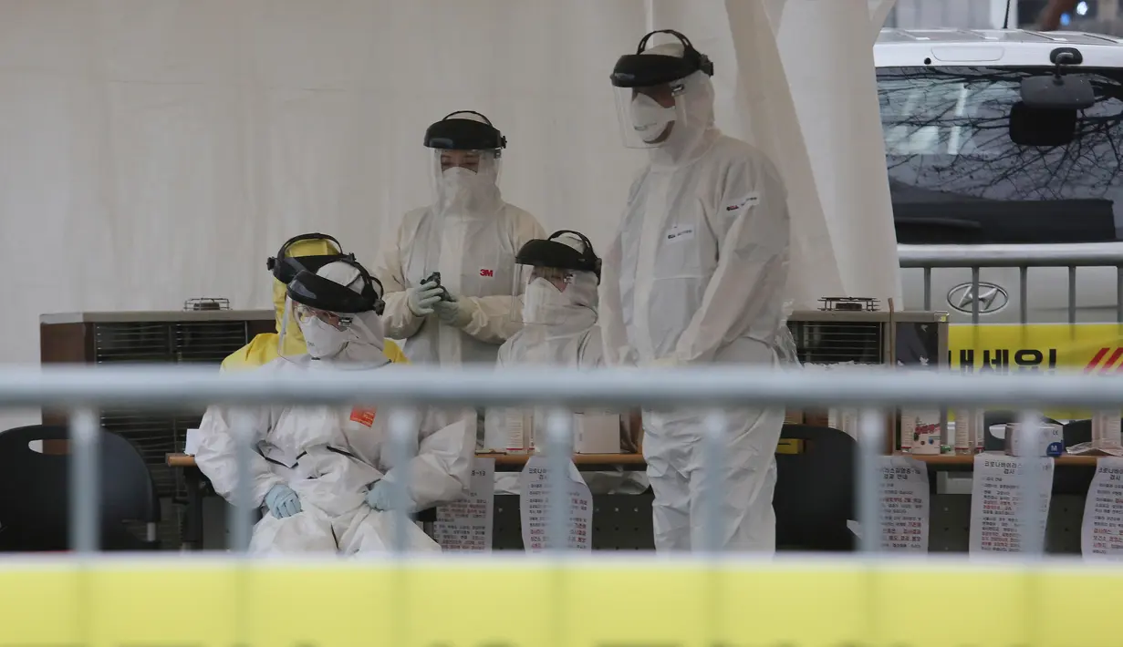 Petugas medis menunggu sampel pengemudi dengan gejala virus corona (COVID-19) di Goyang, Korea Selatan, Minggu (1/3/2020). Hingga 4 Maret 2020 sore, jumlah kematian akibat virus corona di Korea Selatan menjadi 33 orang. (Kim Hyun-tae/Yonhap via AP)