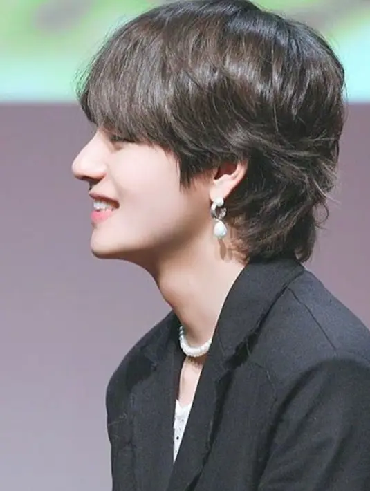 Jika dilihat dari samping, rambut gondrong dan mullet Kim Taehyung justru semakin mempertegas wajahnya. Punya rahang tajam dan hidung mancung, tak heran jika dirinya disebut-sebut visualnya BTS. (Liputan6.com/Twitter/ORESCENDO)
