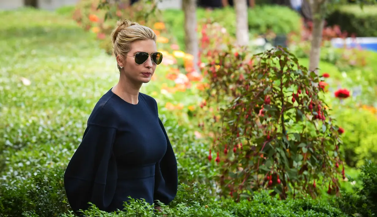 Ivanka Trump tiba menghadiri konferensi pers pertemuan antara PM Jepang Shinzo Abe dan Presiden AS Donald Trump di Rose Garden, Gedung Putih, Washington (7/6). Ivanka tampil cantik mengenakan gaun Oscar de la Renta seharga $ 2.390. (AFP Photo/Mandel Ngan)