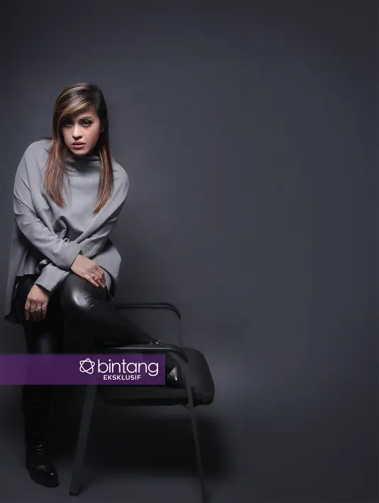 "Pengen sih, nggak menutup kemungkinan jadi produser untuk anakku sendiri. Masa orangtua dua-duanya penyanyi, anaknya nggak sih. Jadinya durhaka ntar hehehe," lanjutnya. (Deki Prayoga/Bintang.com)