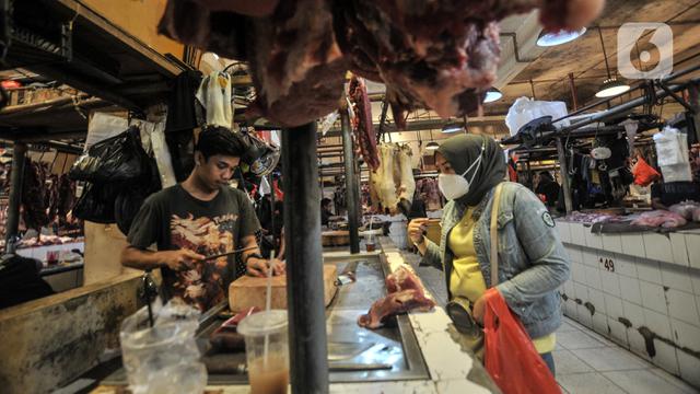 FOTO: Penjualan Daging Sapi di Pasar Senen Merosot Akibat Virus PMK
