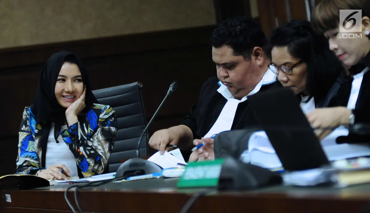 Bupati nonaktif Kutai Kartanegara, Rita Widyasari (kiri) menjalani sidang lanjutan dugaan suap pemberian izin lokasi perkebunan kelapa sawit di Pengadilan Tipikor, Jakarta, Rabu (21/2). Sidang mendengar keterangan saksi. (Liputan6.com/Helmi Fithriansyah)
