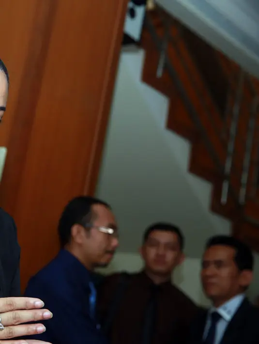 Sedangkan saksi dari penghulu berhalangan hadir. Dikarenakan sedang sakit. (Deki Prayoga/bintang.com)