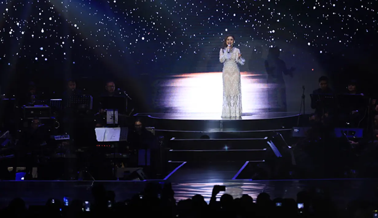 "Tadi di atas panggung juga share stage sama Krisdayanti, Raisa sama Isyana, mereka nyanyi lagu aku. Aku terharu banget dan bangga mereka mau menyanyikan lagu itu," tambahnya. (Deki Prayoga/Bintang.com)