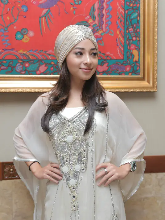 "Aku bingung mau ngomong apa. Pokoknya (foto) yang ada di socmed itu yang bisa aku kasih tahu. Soalnya aku enggak mau diekspos hubungannya di publik," kata pemilik nama Nikita Purnama Willy. (Andy Masela/Bintang.com)