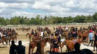 Parade 1001 kuda sandelwood Sumba itu juga bakal diiringi dengan festival tenun ikat. Siapa yang siap bertualang ke Sumba? (Liputan6.com/Ola Keda)