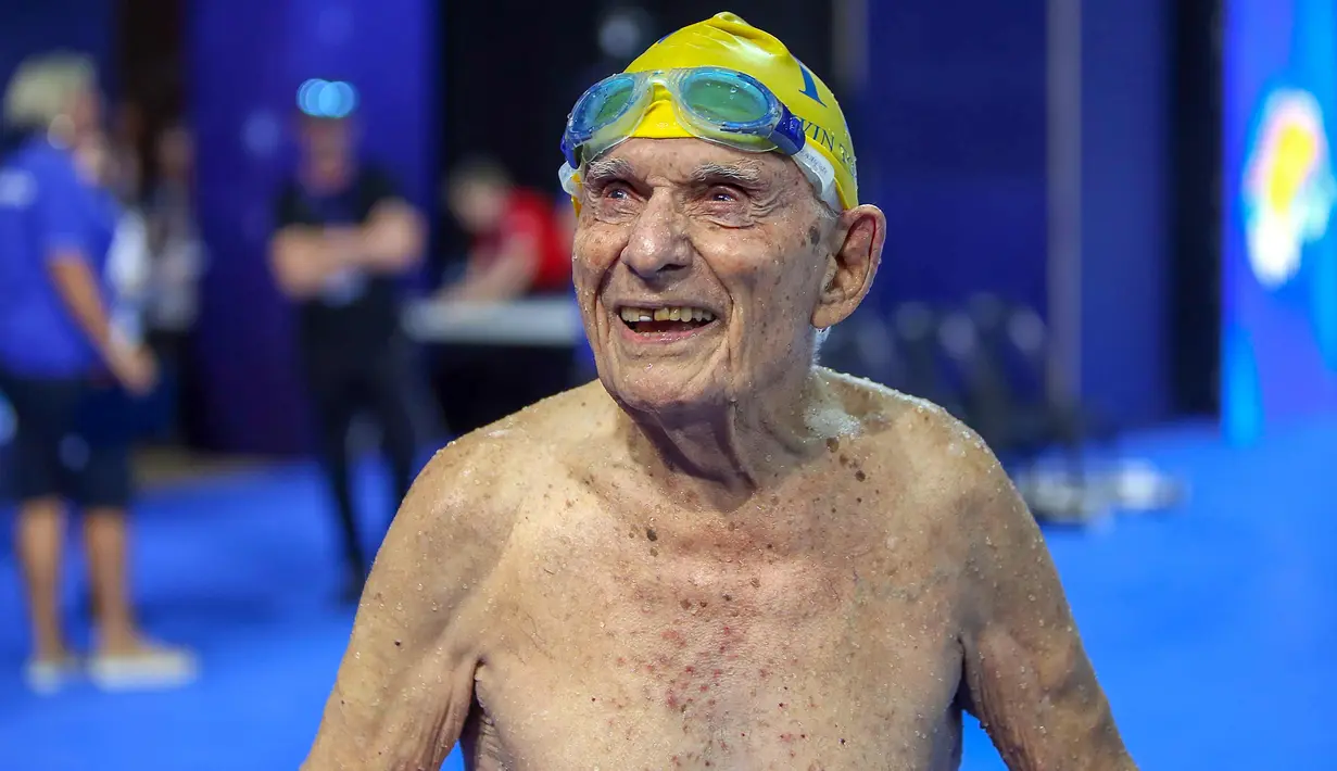 George Corones tersenyum sebelum berenang di Gold Coast Aquatic Centre di Gold Coast, Queensland, Australi (28/2). Corones merupakan satu-satunya perenang dalam kelompok usia 100-104 tahun, berenang sendirian. (AFP/Swimming Australia)