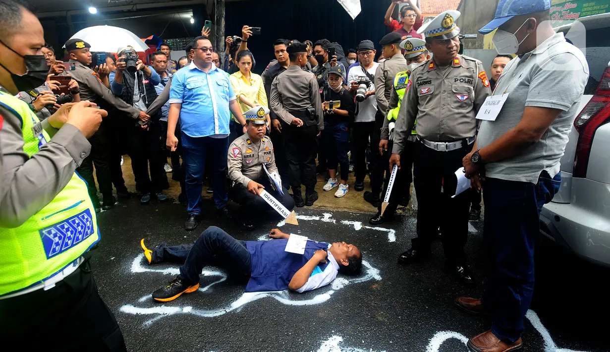Salah satu adegan dalam rekonstruksi ulang kasus kecelakaan yang menewaskan mahasiswa Universitas Indonesia (UI), M Hasya Attalah Syahputra (18), di Jalan Srengseng Sawah, Jagakarsa, Jakarta, Kamis (2/2/2023). Reka ulang melibatkan sejumlah pakar hingga tim traffic accident analyst (TAA) Korlantas Polri. (merdeka.com/Arie Basuki)