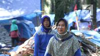 Pekerja dari kelompok tani mekar jaya binaan PT Wirakarya Sakti unit forestry APP Sinarmas mengangkut pupuk kompos di Kab Tanjung Jabnung Barat, Jambi, Kamis (3/5). Usaha pupuk kompos tersebut beromzet 1 miliar. (Liputan6.com/Angga Yuniar)