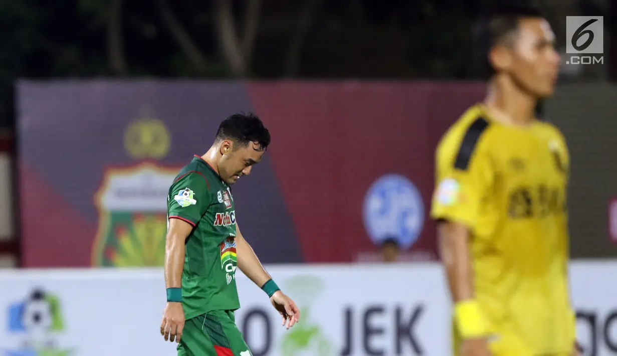 Pemain tengah PSMS, Shohei Matsunaga (kiri) tertunduk saat melawan Bhayangkara FC pada lanjutan Go-Jek Liga 1 Indonesia bersama Bukalapak, Stadion PTIK, Jakarta, Jumat (3/8). Bhayangkara FC unggul 3-1. (Liputan6.com/Helmi Fithriansyah)