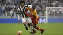 Gelandang Juventus, Juan Cuadrado, berebut bola dengan gelandang Benevento, Yussif Chibsah, pada laga Serie A Italia di Stadion Allianz, Turin, Minggu (5/11/2017). Juventus menang 2-1 atas Benevento. (AFP/Miguel Medina)