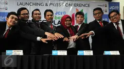 President JCI Jakarta, M Hadi Nainggolan (keempat kiri) saat bersalaman dengan rekan-rekannya di IDEAL Business Center, Jakarta Timur, Minggu (12/6).Kegiatan itu nantinya untuk menggali bakat entrepreneur pemuda Indonesia. (Liputan6.com/Helmi Afandi)
