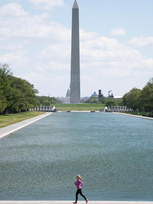 Seorang wanita berlari joging di dekat Monumen Washington di Washington DC, Amerika Serikat (AS) (16/4/2020). Jumlah kasus COVID-19 di AS menembus angka 650.000 pada Kamis (16/4) pukul 16.00 waktu setempat atau Jumat (17/4) pukul 03.00 WIB, menurut CSSE di Universitas Johns Hopkins. (Xinhua/Liu Jie)