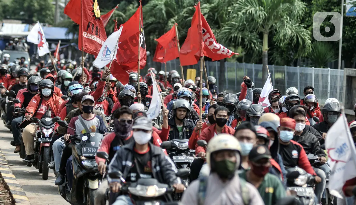 Massa dari berbagai serikat buruh menggelar aksi menolak UU Omnibus Law Cipta Kerja di kawasan JIEP, Jakarta, Selasa (6/10/2020). Ratusan buruh berpawai sambil berorasi mengajak pekerja turun ke jalan menolak UU Omnibus Lawa Cipta Kerja yang dinilai merugikan buruh. (merdeka.com/Iqbal S. Nugroho)