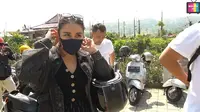 Ayu Ting Ting touring naik vespa (Sumber: YouTube/Qiss You)