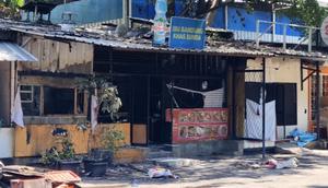 Penampakan warung-warung di sekitar kawasan Taman Makam Pahlawan Kalibata yang dibakar sekelompok massa buntut dugaan pengeroyokan dua orang debt collector atau mata elang (matel). (Foto: Merdeka.com/Nur Habibie).
