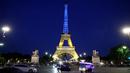 <p>Orang-orang&nbsp;melintas di dekat Menara Eiffel di Paris yang diterangi dengan warna bendera nasional Ukraina, pada 9 Mei 2022. Memperingati Hari Eropa, Menara Eiffel memproyeksikan bendera Ukraina sebagai solidaritas untuk rakyat Ukraina di tengah invasi Rusia. (Ludovic MARIN / AFP)</p>