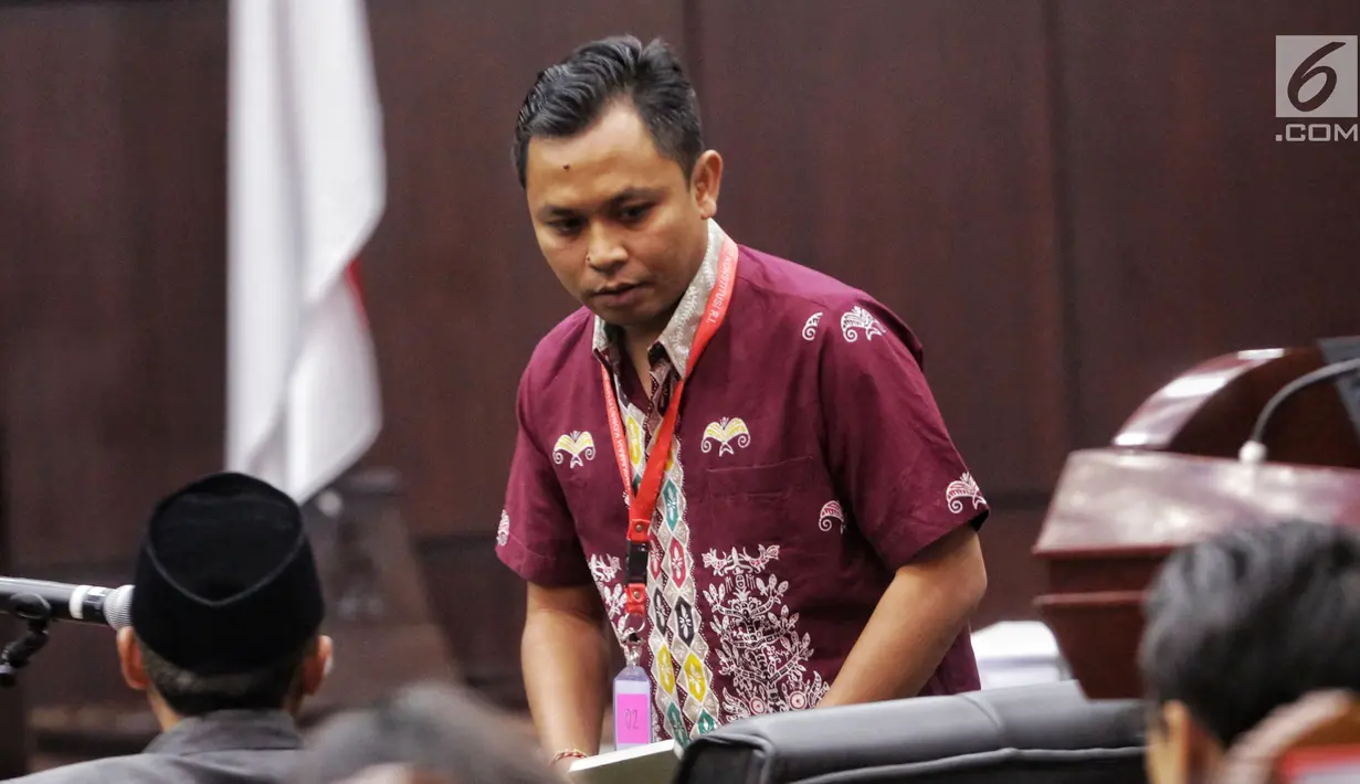 Saksi Tim Hukum Jokowi, Candra Irawan bersiap bersaksi dalam sidang lanjutan sengketa Pilpres 2019 di Gedung MK, Jakarta, Jumat (21/6/2019). Dalam sidang ini Tim hukum Jokowi menghadirkan empat orang saksi, Candra Irawan menjadi saksi yang pertama dalam persidangan. (Liputan6.com/Johan Tallo)