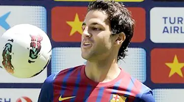 Gelandang baru Barcelona Cesc Fabregas diperkenalkan ke publik di Nou Camp. Fabregas resmi ditransfer dari Arsenal, 15 Agustus 2011, dan dikontrak Barca lima tahun. AFP PHOTO/LLUIS GENE