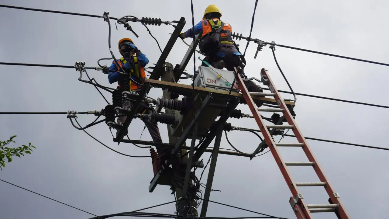 Petugas PLN Sedang Melakukan Perawatan. (Dokumentasi PLN UID Banten).