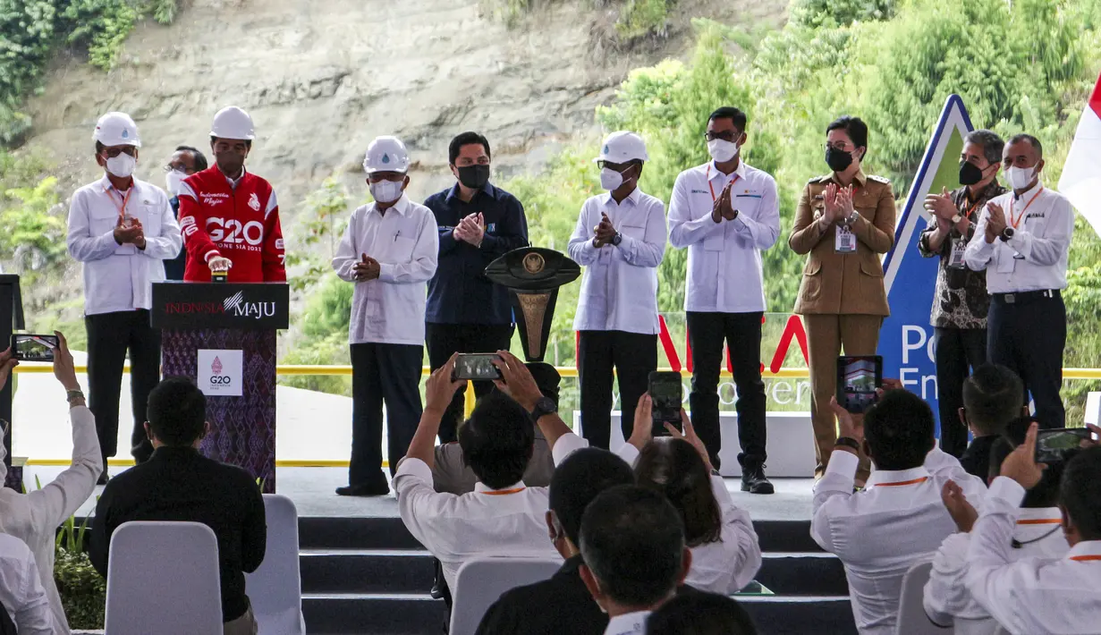 Presiden Joko Widodo (kedua kiri) didampingi Menteri ESDM Arifin Tasrif, Menteri BUMN Erick Thohir, Dewan Penasehat Kalla Group Jusuf Kalla, Direktur Utama PLN Darmawan Prasodjo saat meresmikan pengoperasian PLTA Poso dan PLTA Malea di Poso, Sulawesi Tengah, Jumat (25/2/2022). (Dok PLN)
