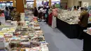 Pengunjung melihat-lihat buku pada Indonesia International Book Fair 2019 di Jakarta Convention Center, Kamis (5/9/2019). Indonesia International Book Fair 2019 menghadirkan ratusan ribu buku dari berbagai penerbit dan berlangsung hingga 8 September 2019. (Liputan6.com/Helmi Fithriansyah)