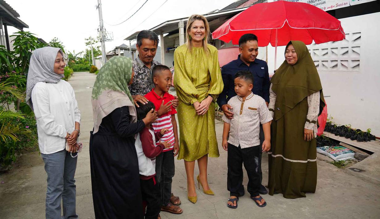 Ia juga dijadwalkan bertemu dengan berbagai pihak, termasuk Otoritas Jasa Keuangan (OJK), International Finance Corporation (IFC), serta Presiden Prabowo Subianto, untuk membahas inovasi teknologi finansial (fintech) dan pencegahan penipuan keuangan.
Tampak dalam foto, Ratu Maxima dari Belanda (tengah), dalam kapasitasnya sebagai Advokat Khusus Sekretaris Jenderal Perserikatan Bangsa Bangsa (PBB) untuk Kesehatan Keuangan (UNSGSA), mengunjungi kompleks perumahan bersubsidi untuk keluarga berpenghasilan rendah di Bekasi, Jawa Barat, pada Rabu 26 November 2025. (Tatan Syuflana/POOL/AFP)