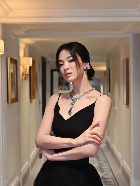 Cantik luar biasa Song Hye Kyo dibalut outfit serba hitam; terdiri dari tank top bertali spageti, dipadukan dengan rok tutu seorang balerina. Penampilannya semakin memukau karena Hye Kyo memamerkan koleksi Chaumet berupa anting dan kalung dengan batu berwarna hijau. [Foto: Instagram/kyo1122]