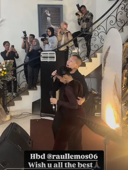 Tak hanya tampil solo, Sandhy juga berduet dengan Yuni Shara. Lagu-lagu romantis yang mereka bawakan menjadi latar bagi momen indah saat Krisdayanti dan Raul Lemos menari bersama. Momen serupa juga dilakukan oleh Aurel Hermansyah dan Atta Halilintar, menciptakan suasana penuh kehangatan dan keharmonisan. (Liputan6.com/IG/@raullemos06)