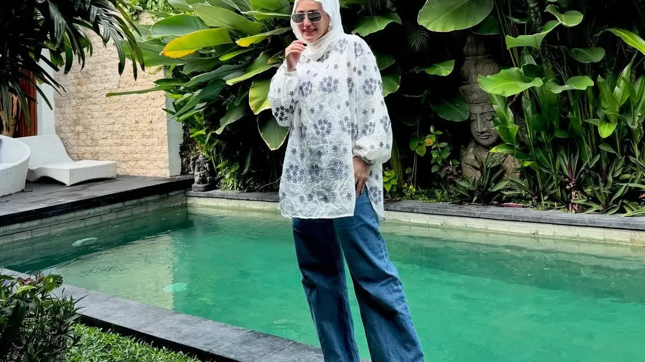 Potret Adelia Istri Pasha Pakai Hijab Meleyot, Intip Padu Padannya yang Modis dan Elegan