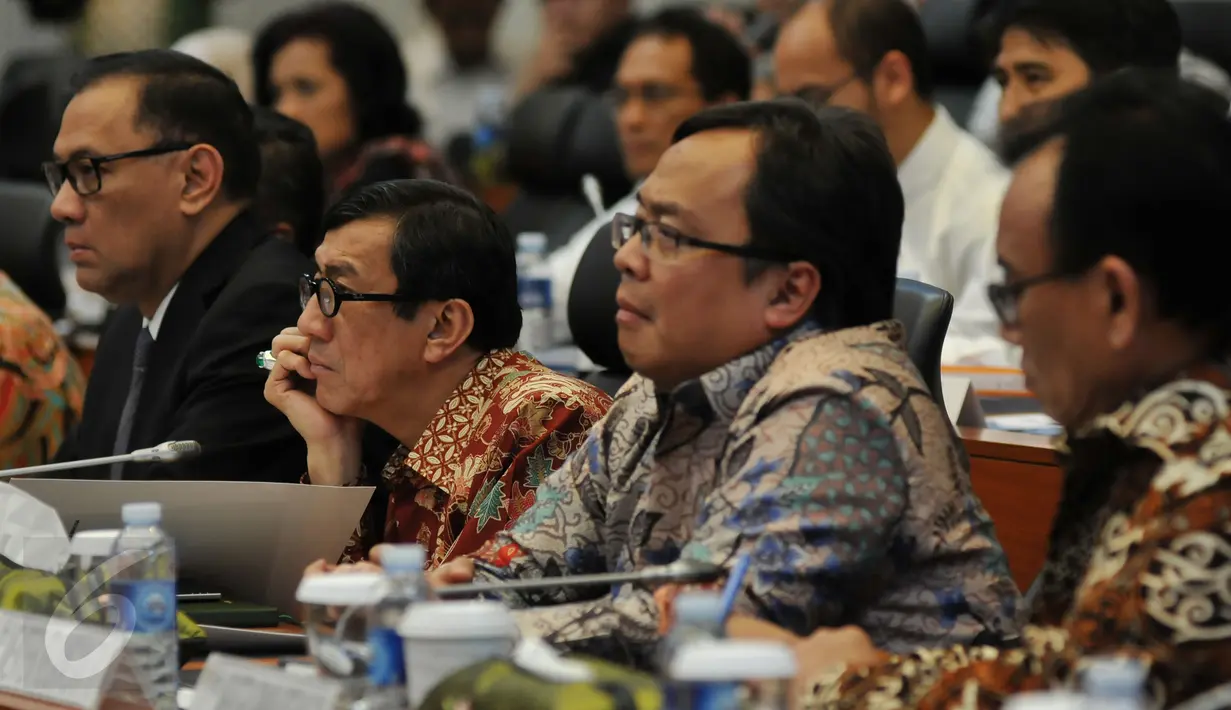 Gubernur BI Agus Martowardojo, Menkumham Yasonna Laoly, Menkeu Bambang Brodjonegoro (ki-ka) saat mengikuti rapat kerja dengan Banggar DPR, di Komplek Parlemen, Jakarta, (29/10/2015). Rapat tersebut membahas RUU APBN TA 2016. (Liputan6.com/Johan Tallo)