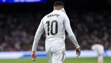 Penyerang Real Madrid, Kylian Mbappe, tampak kecewa setelah timnya menyerah 0-2 dari Celta Vigo pada laga pekan ke-15 La Liga di Santiago Bernabeu, Senin (8/12/2025) dini hari WIB. (AFP/Thomas COEX)