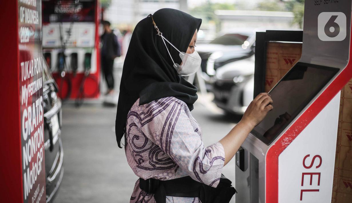 Hal tersebut sebagai bagian dalam peringatan Hari Batik Nasional. (Liputan6.com/Faizal Fanani)