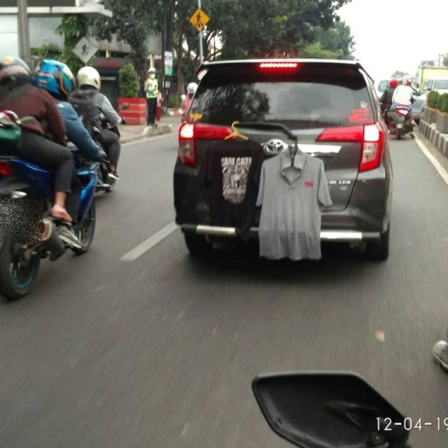 6 Potret Jemur Barang di Mobil Mewah Ini Absurd Banget, Kocak