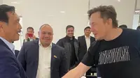 Tampil santai, kaos oblong ratusan ribu yang dipakai Elon Musk saat bertemu Luhut Pandjaitan dan rombongan jadi sorotan. (Instagram/pandusjahrir).
 