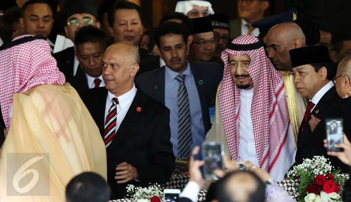 Raja Arab Saudi, Salman bin Abdulaziz Al-Saud berjalan bersama Ketua DPR, Setya Novanto saat mengunjungi MPR/DPR RI, Jakarta, Kamis (2/3). Raja Salman juga melakukan pertemuan dengan tokoh agama di Istana Merdeka, Jakarta. (Liputan6.com/Johan Tallo)