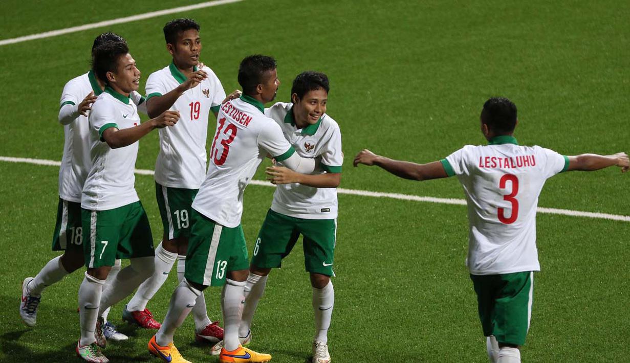 Evan Dimas Darmono disambut rekan-rekannya setelah mencetak gol ke gawang Singapura U-23. (Bola.com/Arief Bagus)