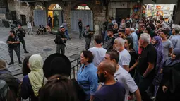 Pasukan Israel melarang pengunjung untuk memasuki kompleks Masjid Al-Aqsa di Kota Tua Yerusalem, Jumat (17/8). Tindakan itu menyusul serangan pisau terhadap seorang polisi Israel di dekat Gerbang Damaskus. (AFP/Ahmad GHARABLI)