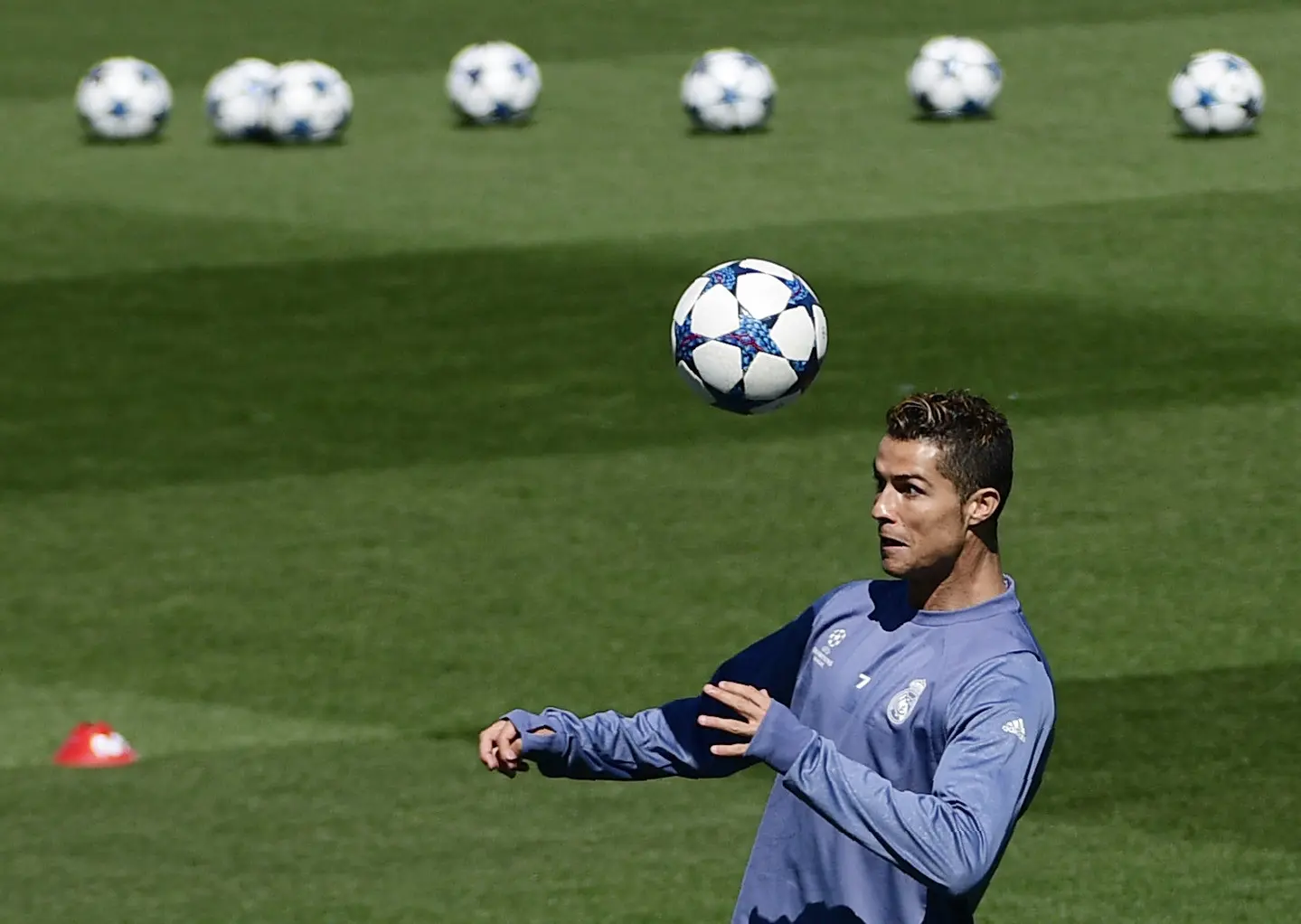 Cristiano Ronaldo dalam sesi latihan Real Madrid jelang duel melawan Atletico Madrid pada leg pertama semifinal Liga Champions 2016/2017 di Santiago Bernabeu. (PIERRE-PHILIPPE MARCOU / AFP)